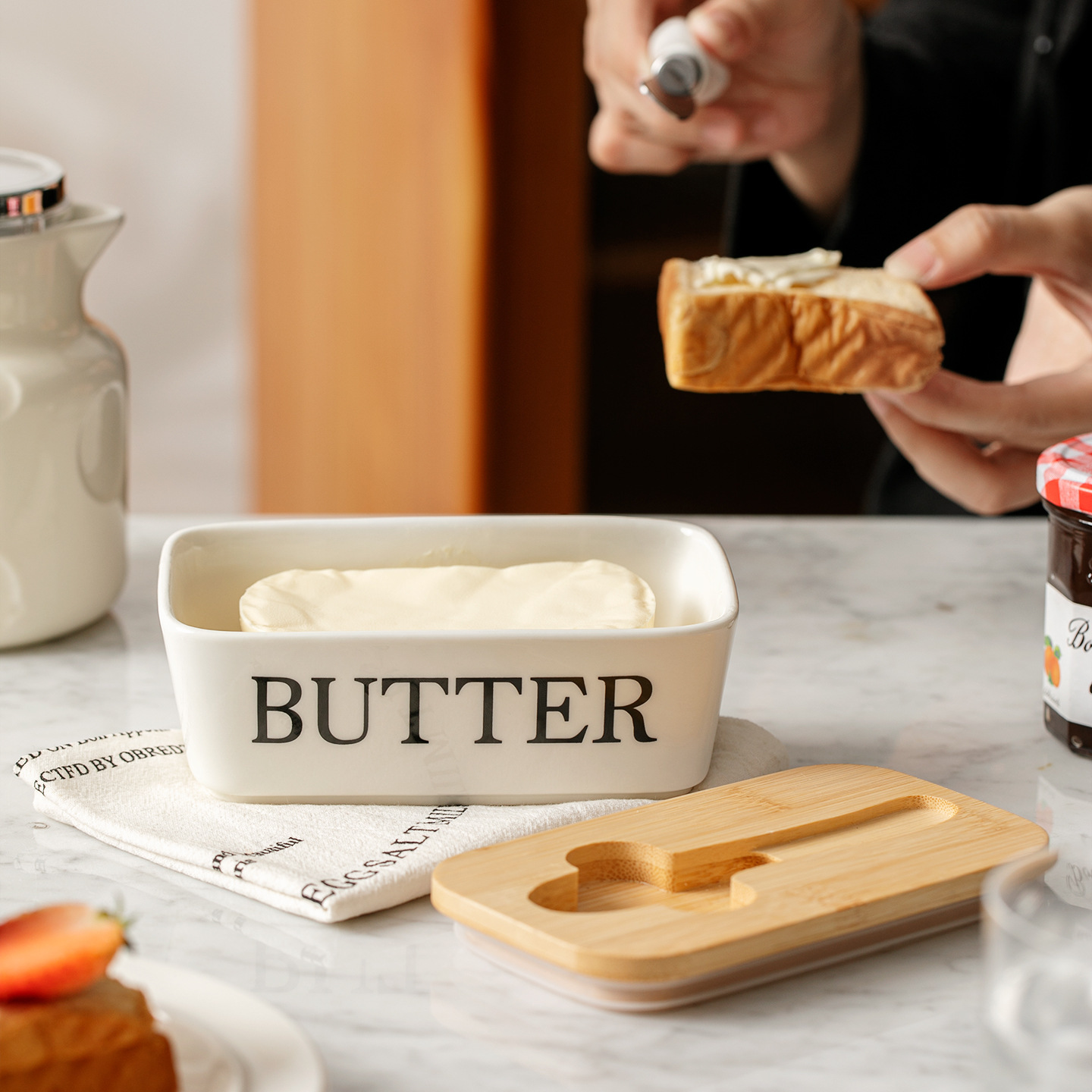 Pure white ceramic butter box sushi dish with lid square cheese western dish cheese box butter box simple