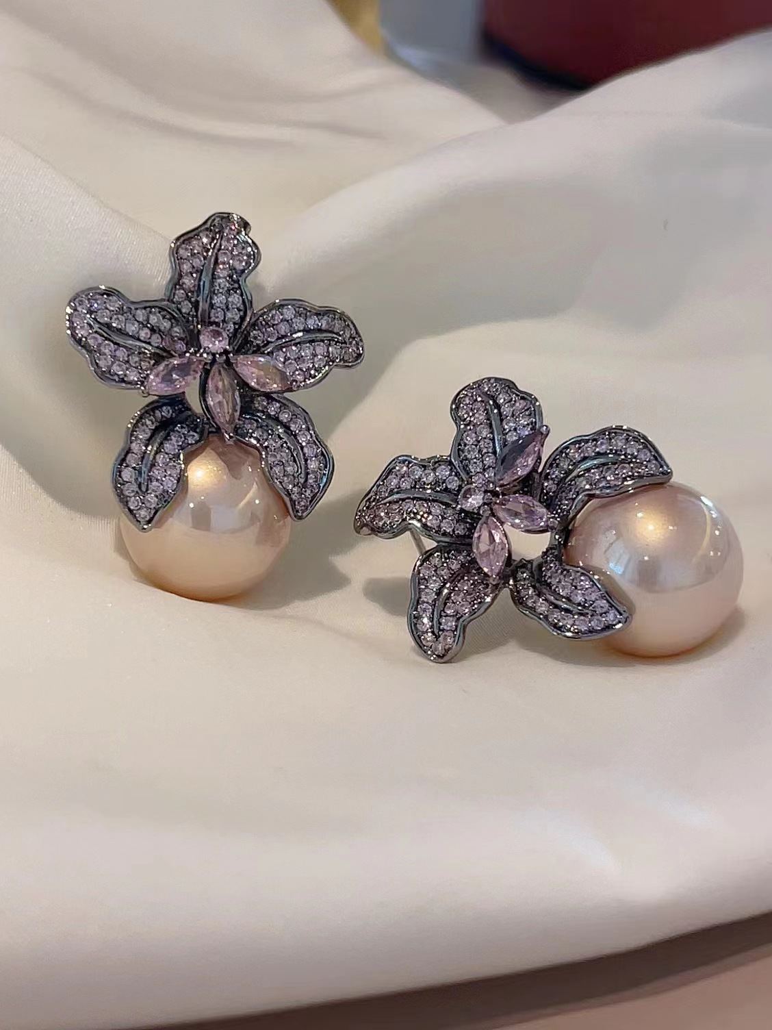 Silver Needle New Super Sparkling Full Diamond Lily Ear Studs Women Pearl Earrings Ear Drops