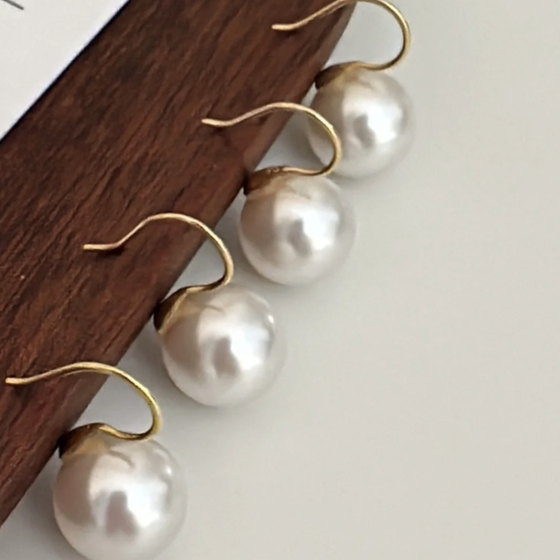 Natural mother-of-pearl pearl stud earrings 999 sterling silver 202 new round strong light pearl earrings for women