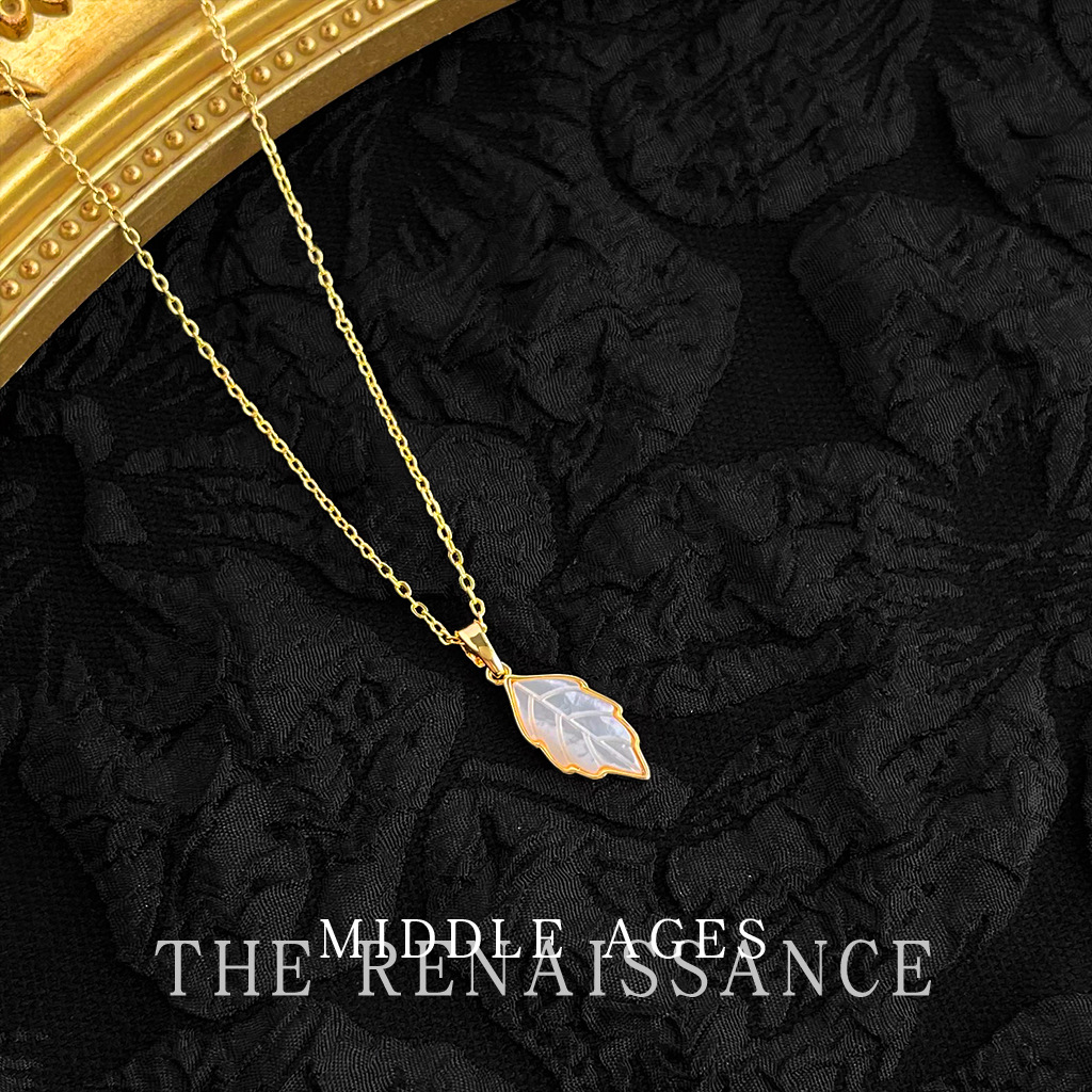 Vintage Light Retro Real Shell Necklace Electroplated 18K Real Gold Butterfly Collarbone Chain Necklace