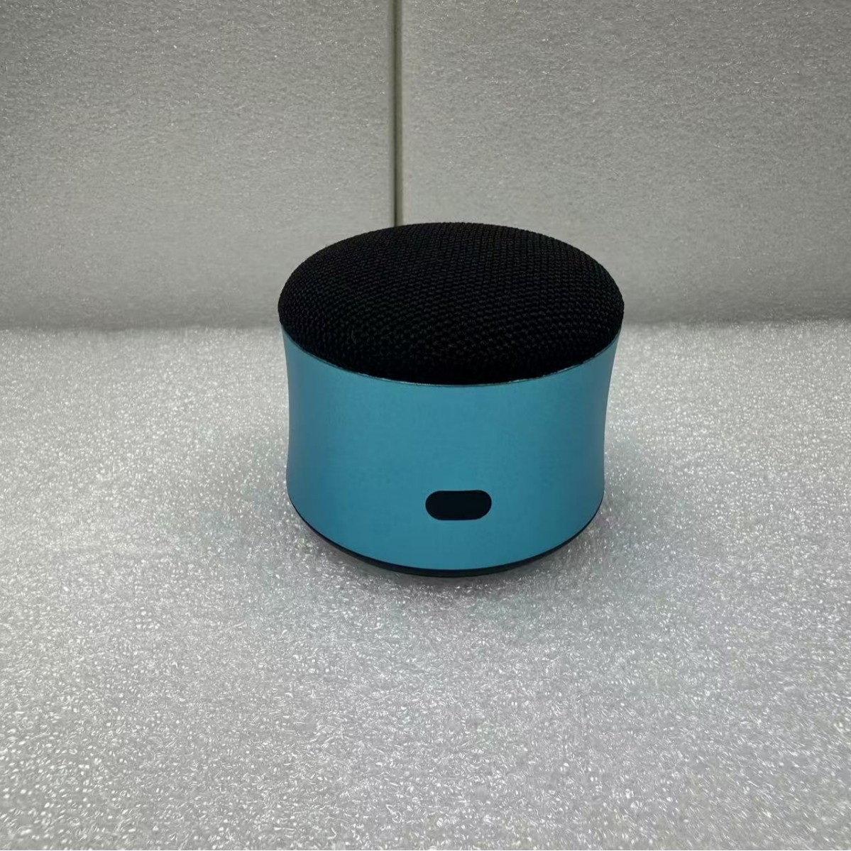 2025 new aluminum alloy magnetic wireless charging flashing light phone holder Bluetooth speaker