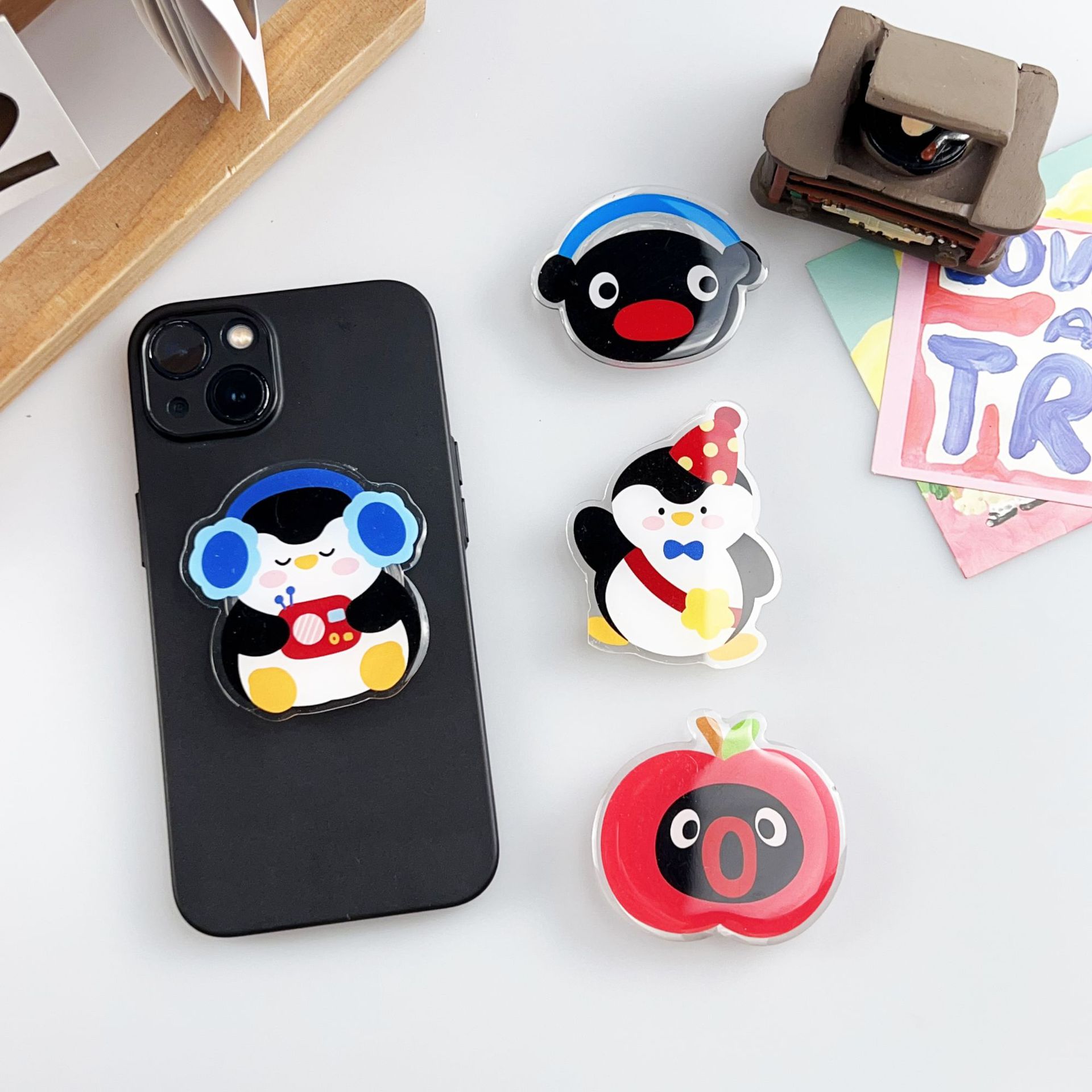 Pingu Penguin Phone Airbag Stand Fun Magnetic Telescopic Desktop Acrylic Resin Phone Stand Universal