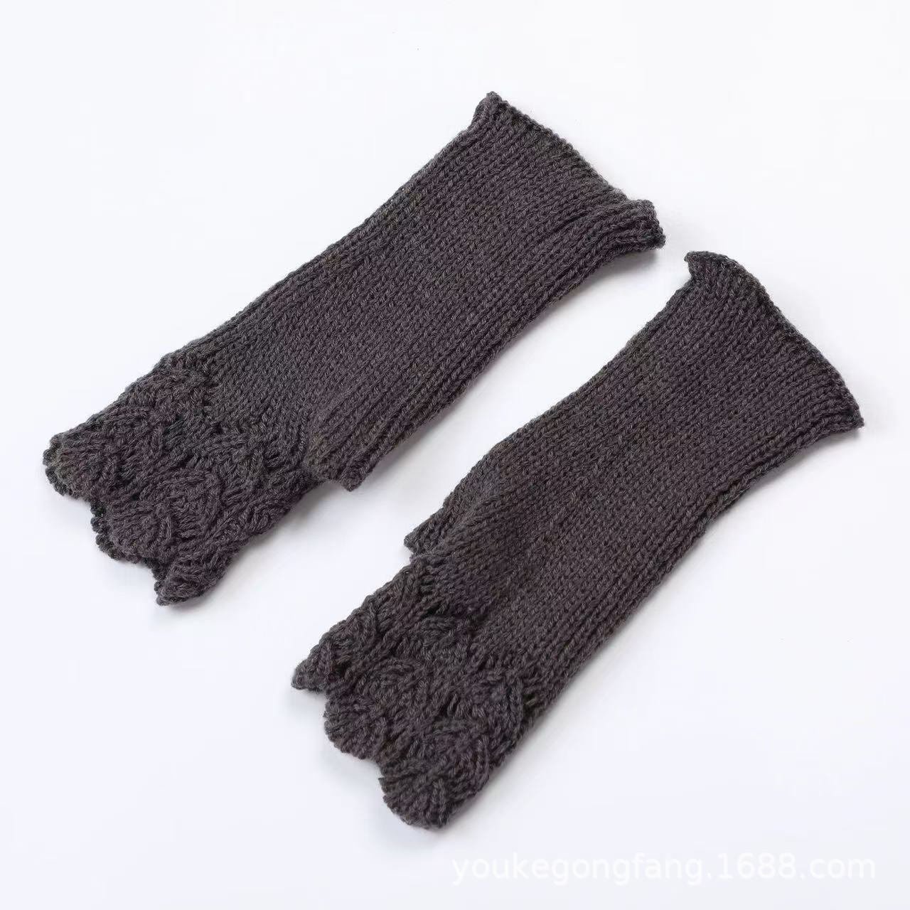 Women's Autumn Winter Short Fish Scale Knit Fingerless Warm Wrist Protection Sleeve Cuff Yarn Gloves Hollow Short Gloves