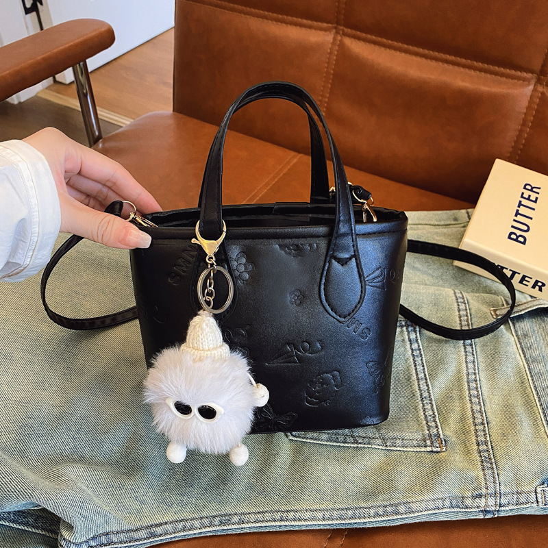 Large Capacity Women 2025 New Spring Texture Handbags Shoulder Bags Butterfly Embossed Commute Bucket Bags