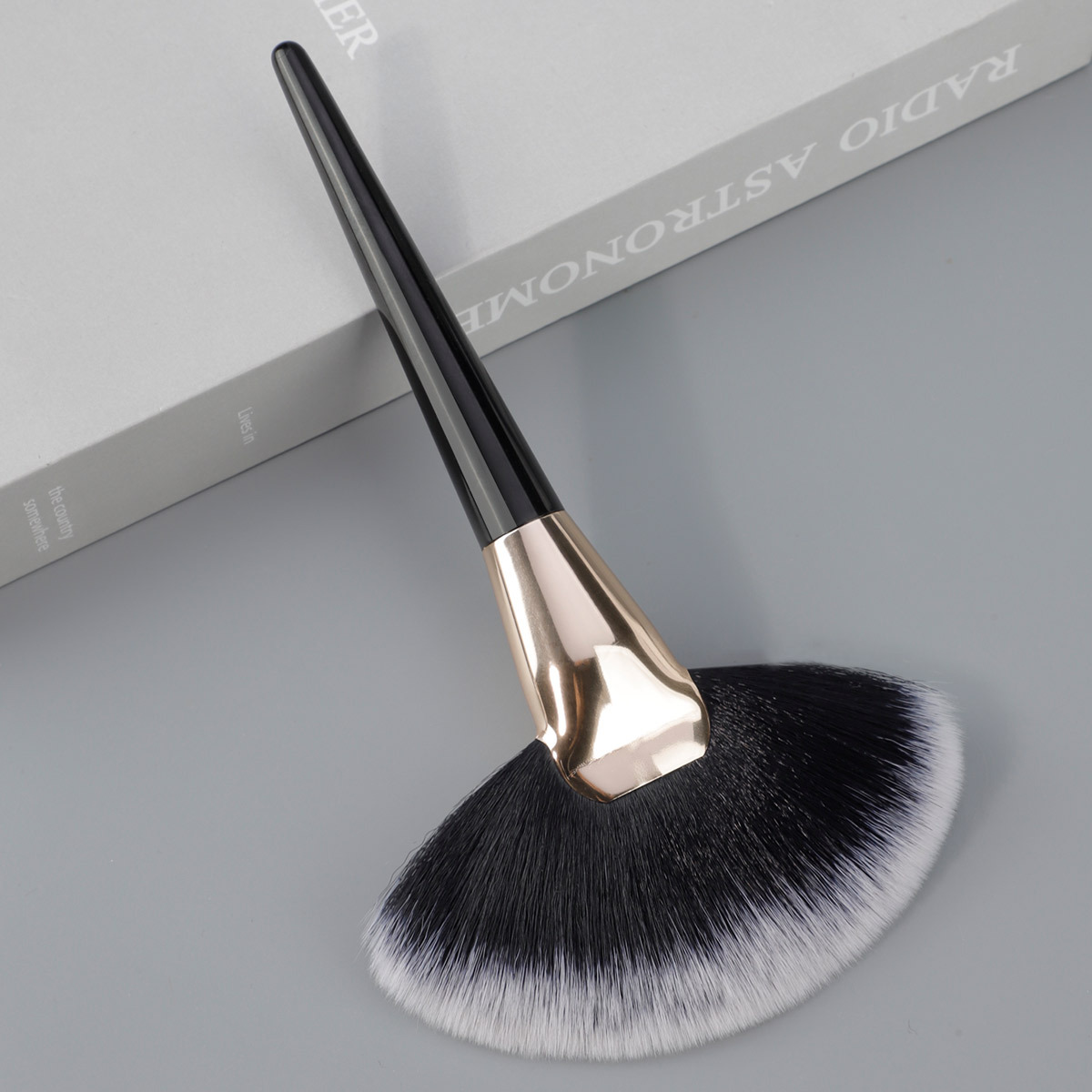 New Single Large Fan Brush Highlighter Brush Excess Powder Brush Face Highlight Brush Soft Bristle Fire Shape Cosmetic Tool