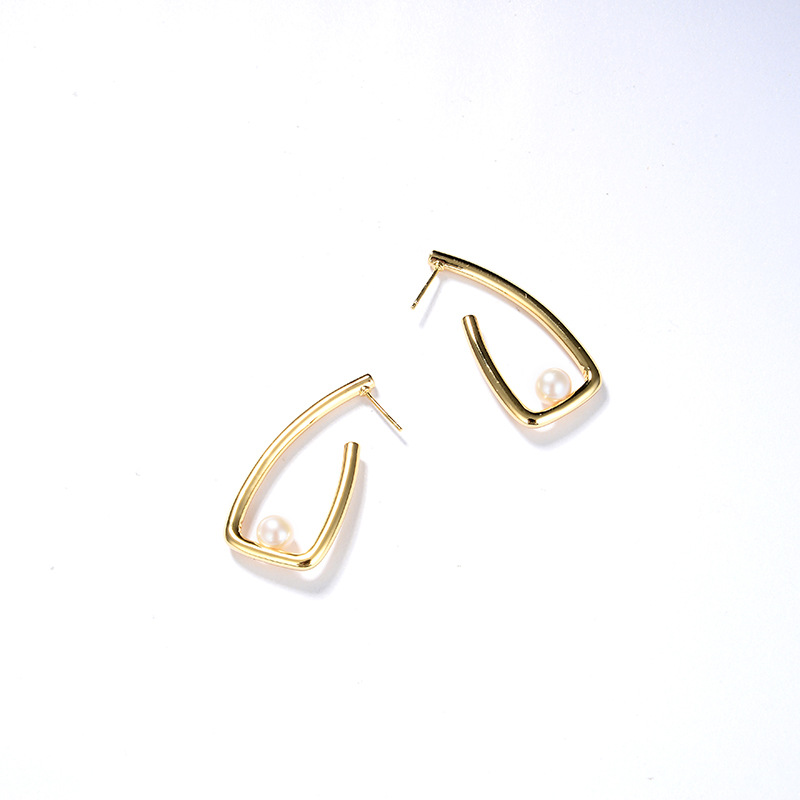 Triangular Three-Dimensional Modern Brass Gold-Plated Inlaid Natural Freshwater Pearl Earrings for Women