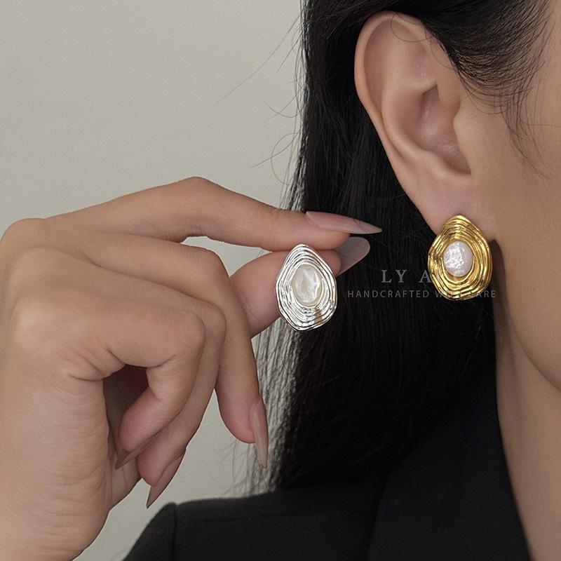 Natural Mother-of-Pearl Shell Stud Earrings Simple Commuter Daily Earrings for Women