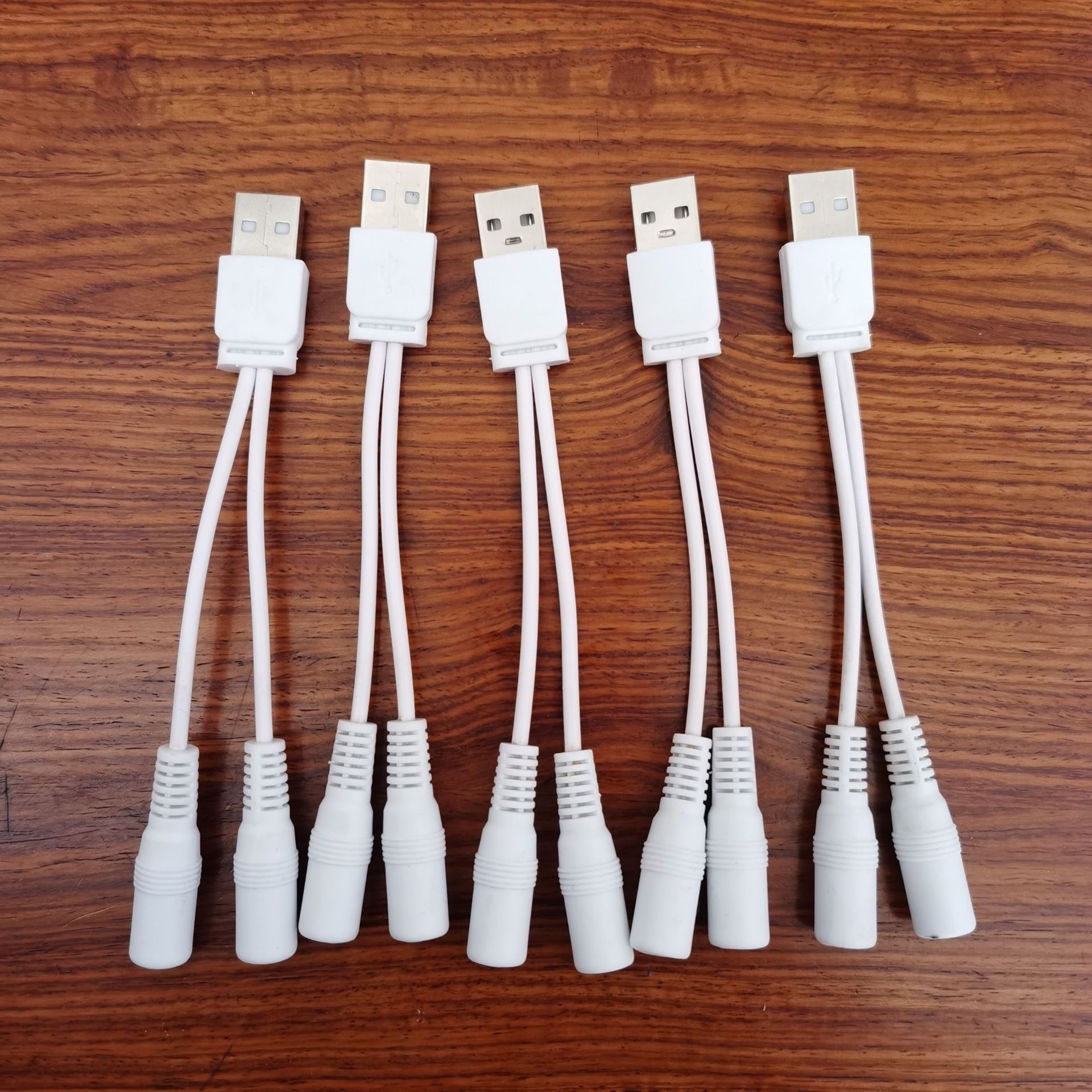 DC5.5 one-to-two splitter cable for lighting, audio, charging data