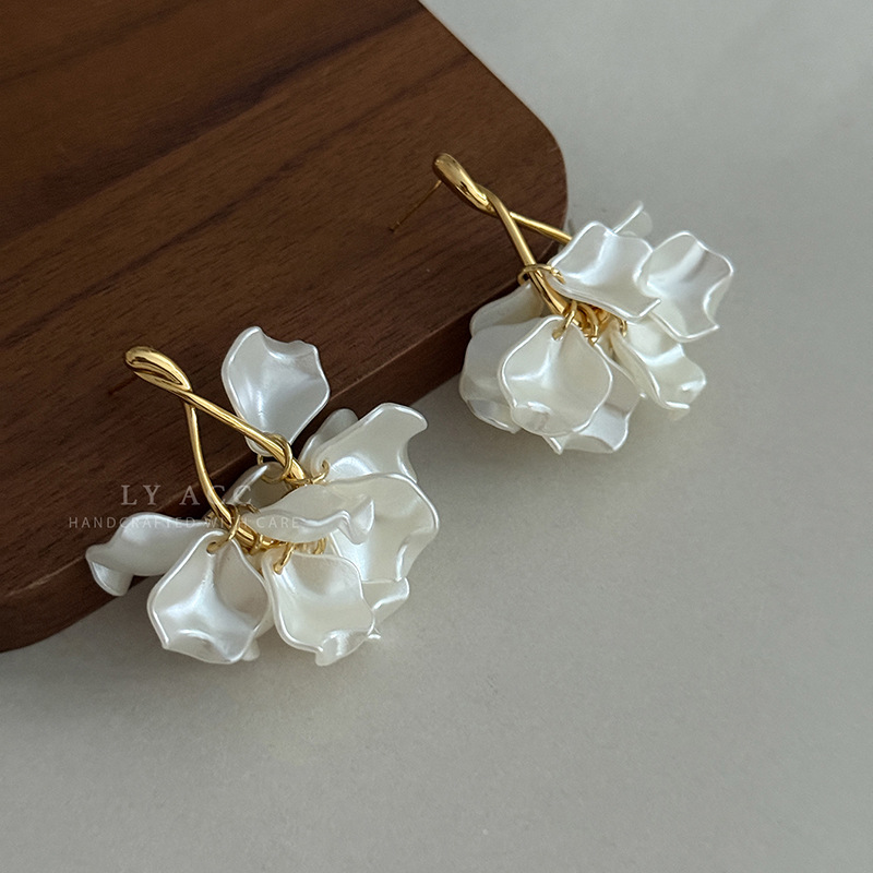 Multi-Layer Three-Dimensional Petal Stud Earrings Simple Elegant Natural Soft Daily Earrings
