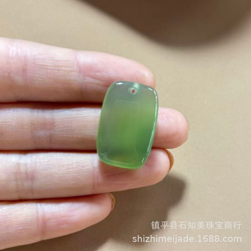 绳子随机配送 · 油青玉髓小方牌约24*16*7mm