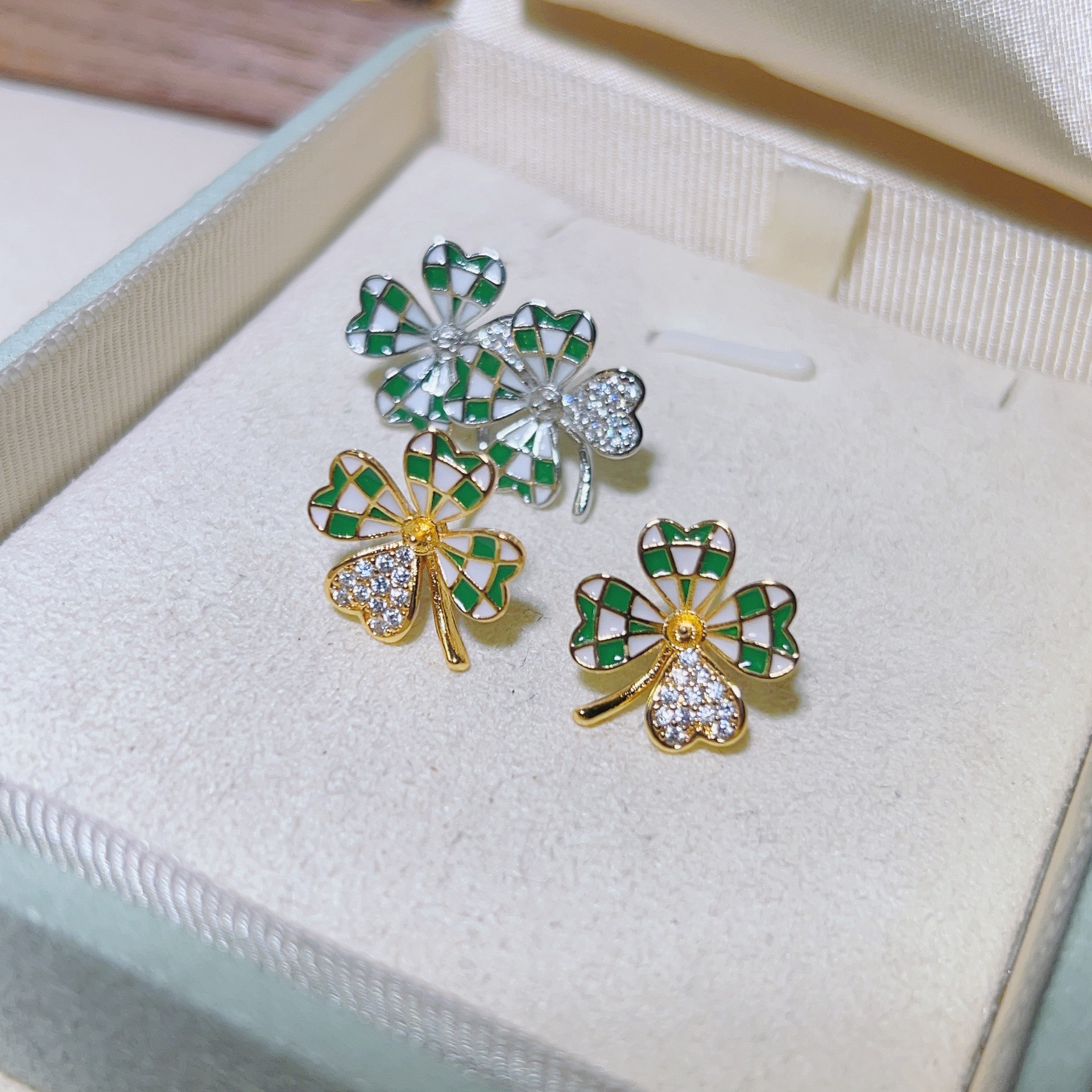 银色（不含珍珠） · P1496绿色滴油四叶草（6MM）