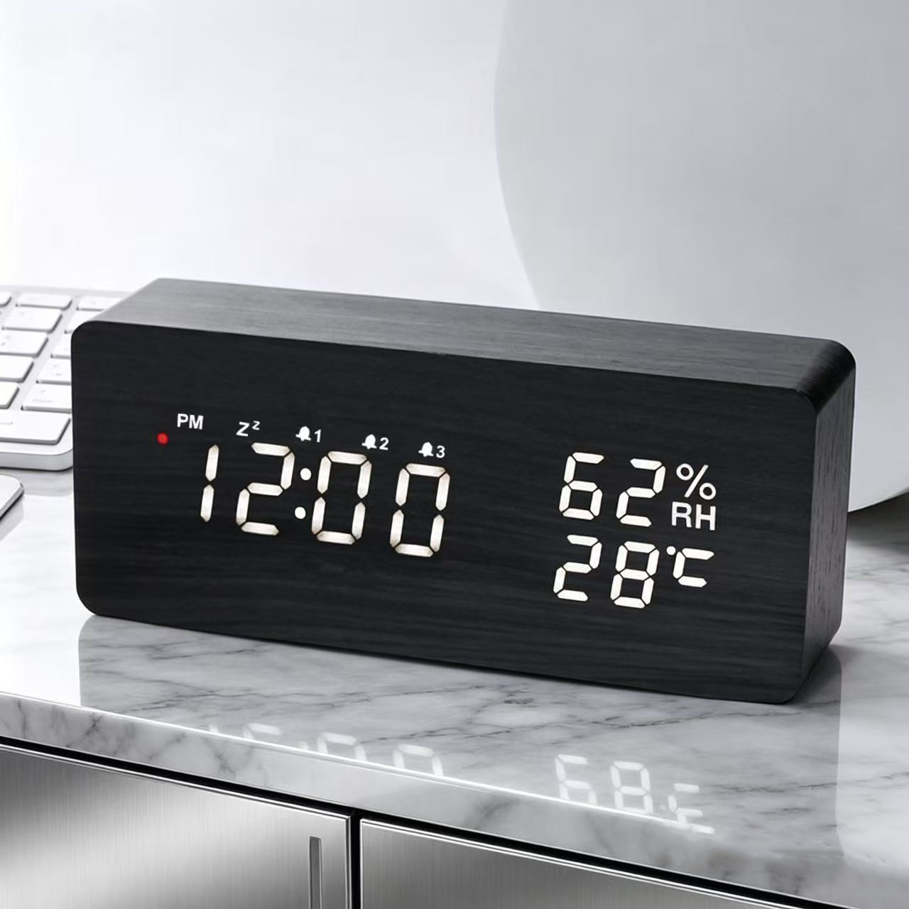 Japanese radio-controlled automatic time correction temperature and humidity alarm clock, German radio-controlled clock, smart night-light digital clock