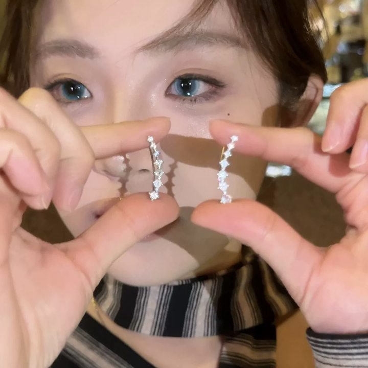 32#七星一排镶锆耳钩