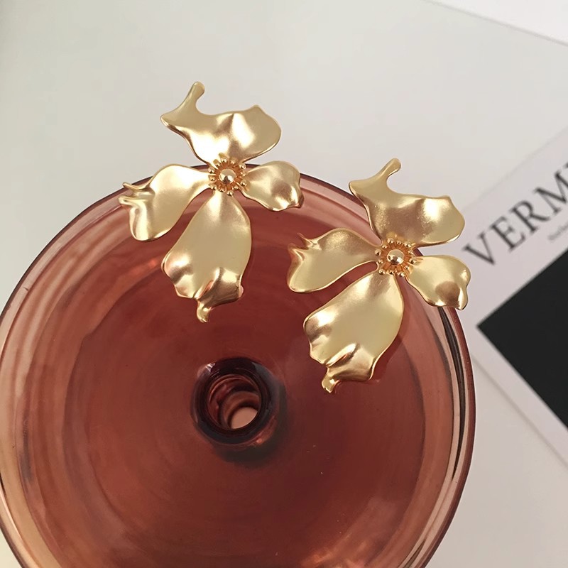 Niche Metal Flower Simple Earrings Ear Accessories Women High-End