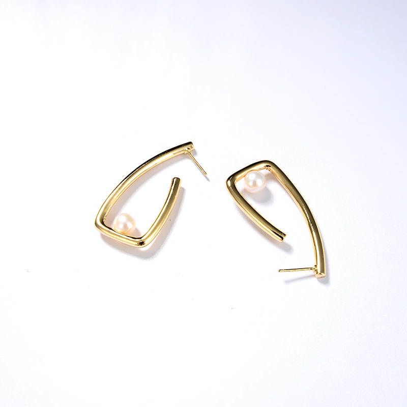 Triangular Three-Dimensional Modern Brass Gold-Plated Inlaid Natural Freshwater Pearl Earrings for Women