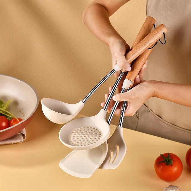Wooden handle iron ring silicone kitchen utensils Aituosi wooden handle iron ring slotted spatula soup spoon Chinese spatula strainer food grade silicone