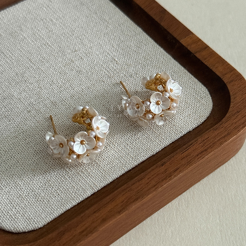 White Ball-Shaped Flower Cluster Stud Earrings Natural Romantic Daily Three-Dimensional New Exquisite Fresh Feeling