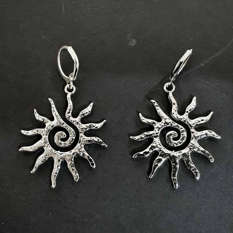 Spiral Sun Pendant Necklace for Women Gold Hollow Pendant Simple Choker