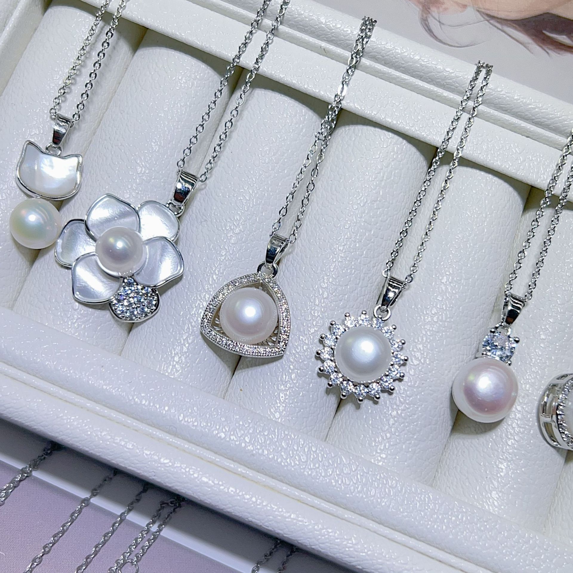 Simple Small Fresh Freshwater Pearl Small Goldfish Pendant Necklace Niche Collarbone Chain