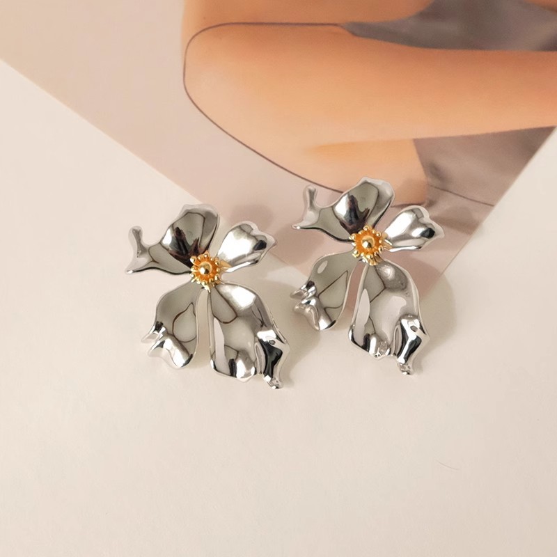 Niche Metal Flower Simple Earrings Ear Accessories Women High-End