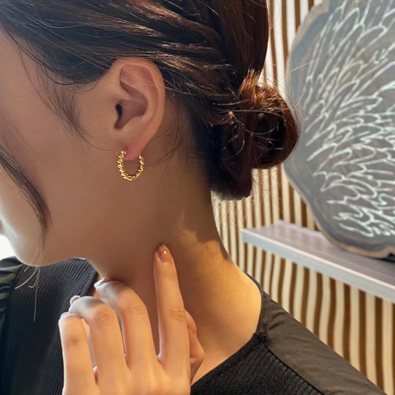 Twisted circle ear clips for women, new gold plain circle earrings