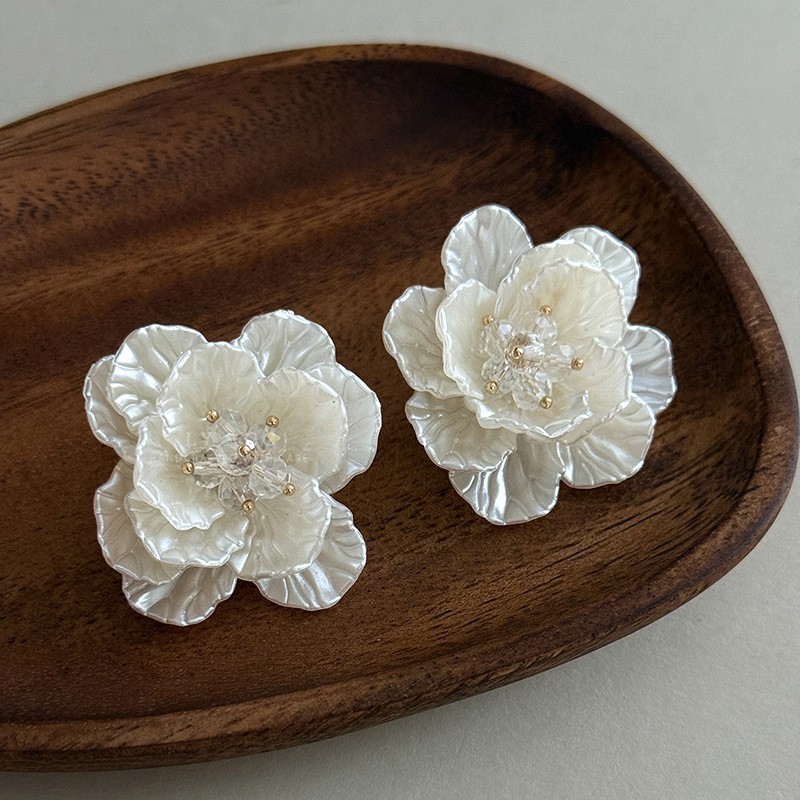 White Ball-Shaped Flower Cluster Stud Earrings Natural Romantic Daily Three-Dimensional New Exquisite Fresh Feeling