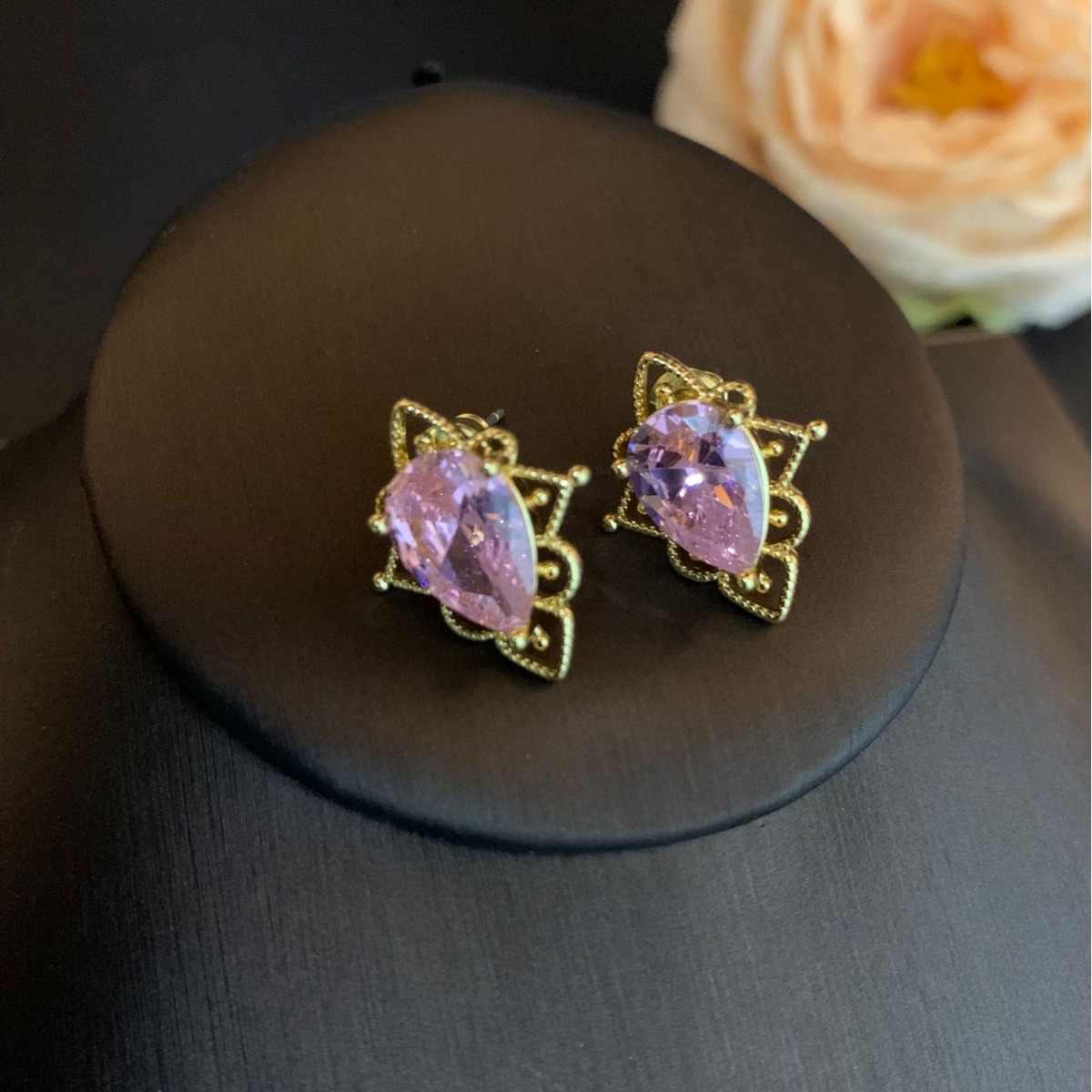 "Time Flowing" vintage niche palace style earring ear clip