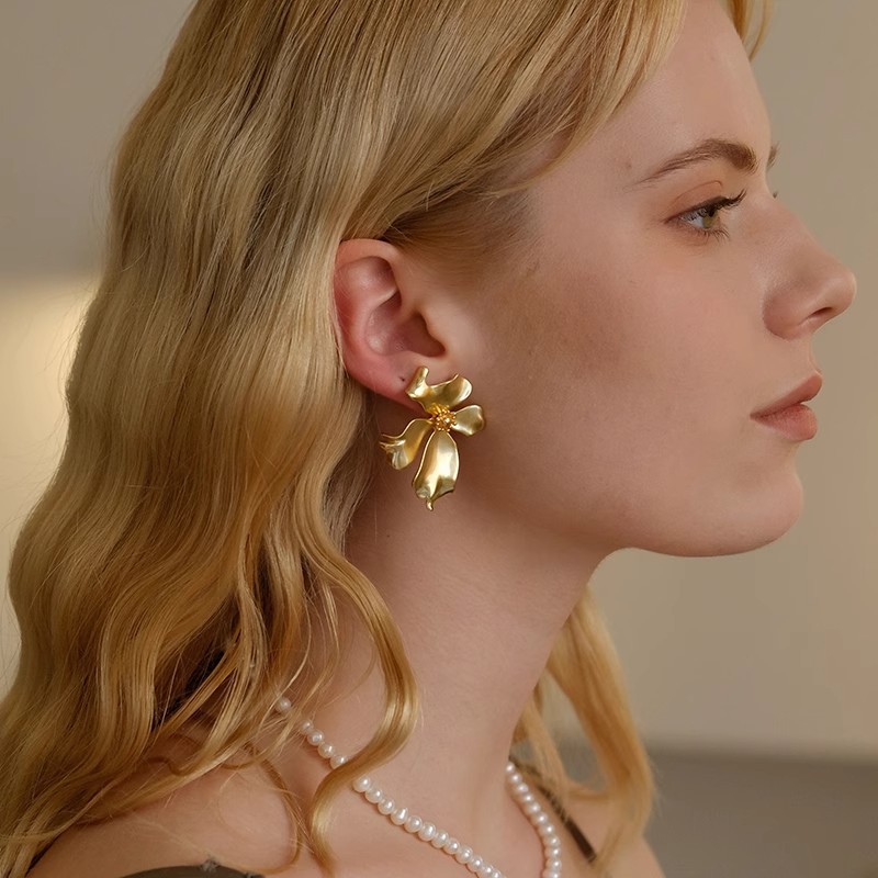 Niche Metal Flower Simple Earrings Ear Accessories Women High-End