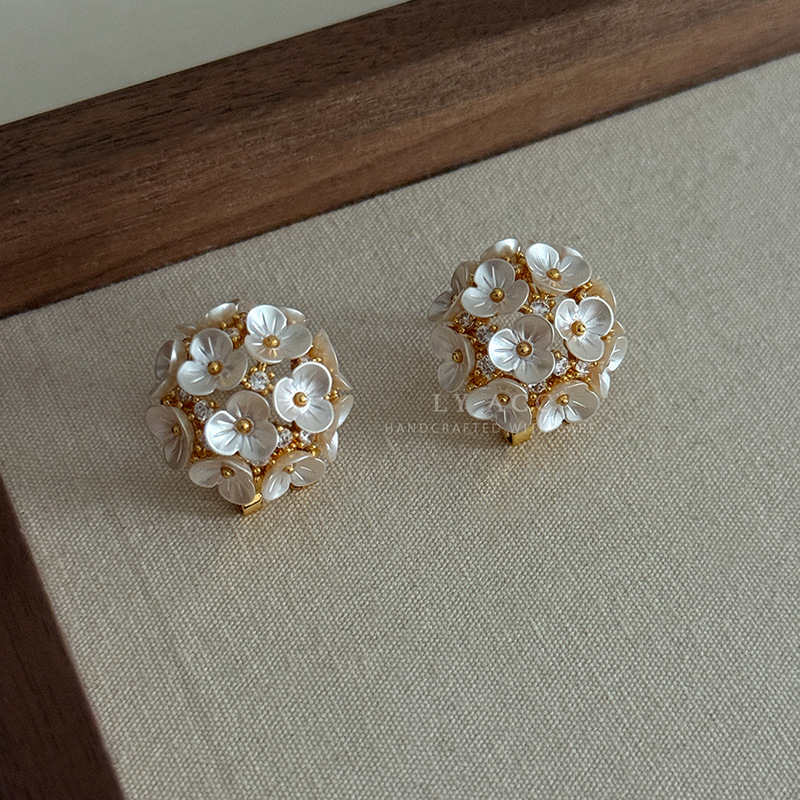 White Ball-Shaped Flower Cluster Stud Earrings Natural Romantic Daily Three-Dimensional New Exquisite Fresh Feeling