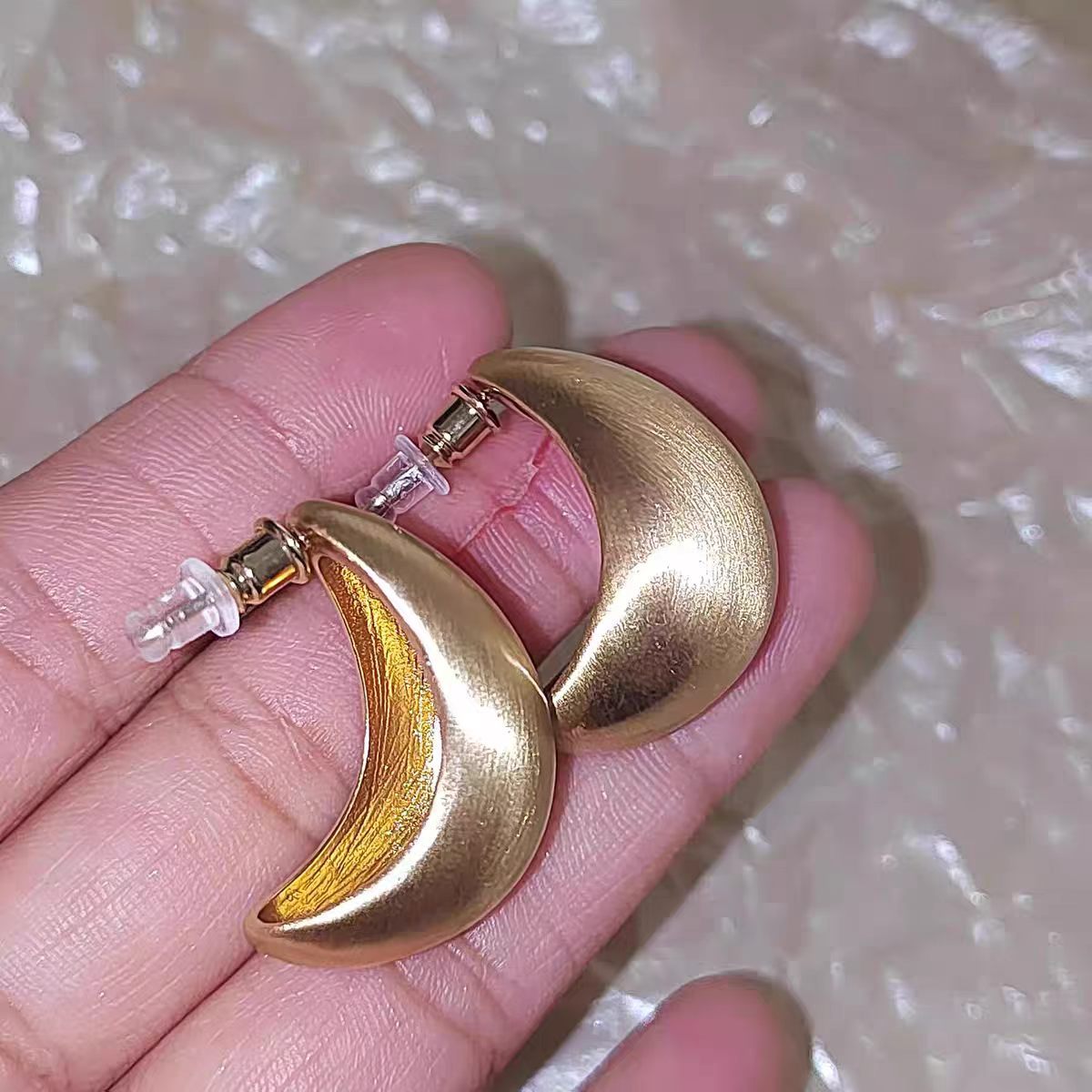 E212-重工轻拉丝耳钉金色