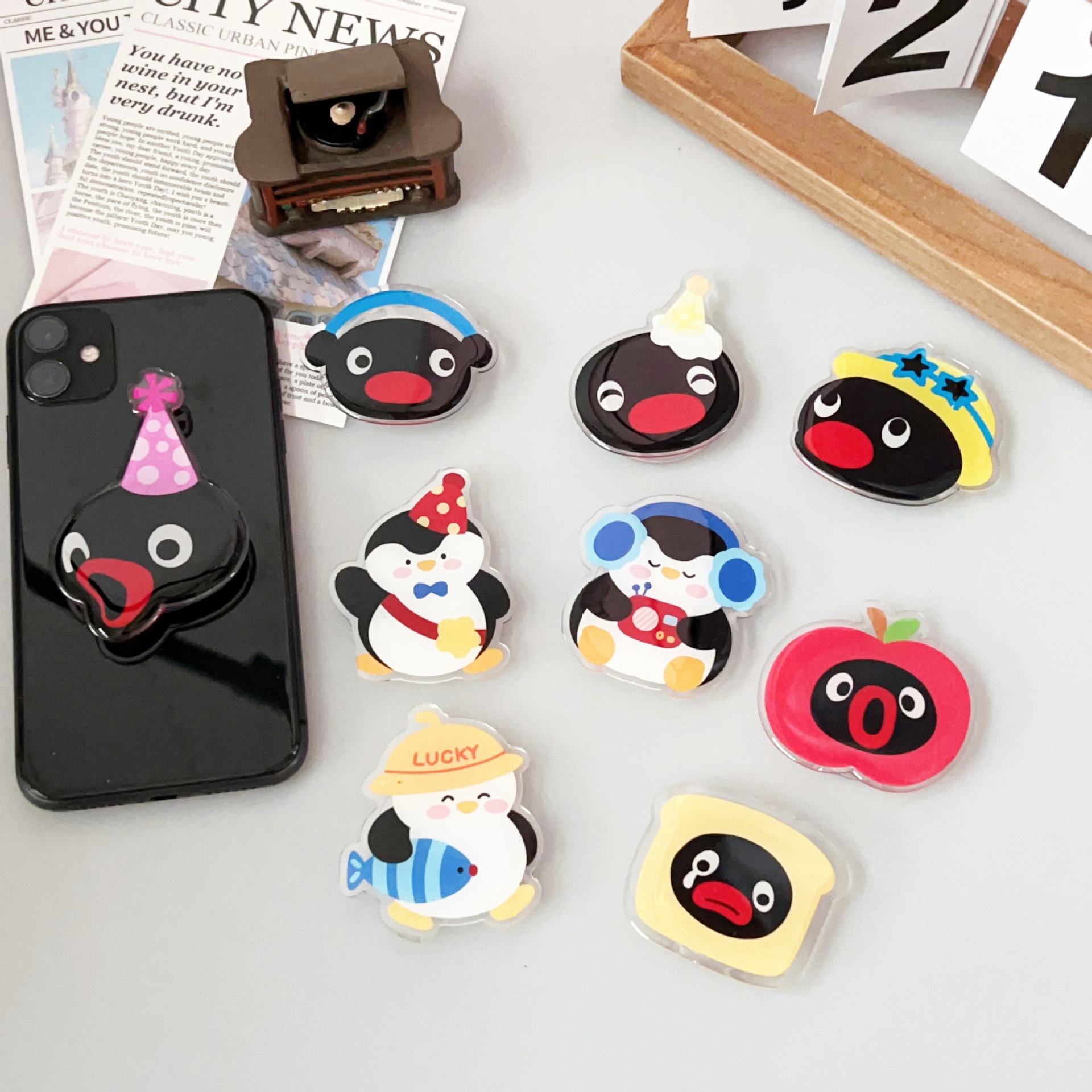 Pingu Penguin Phone Airbag Stand Fun Magnetic Telescopic Desktop Acrylic Resin Phone Stand Universal