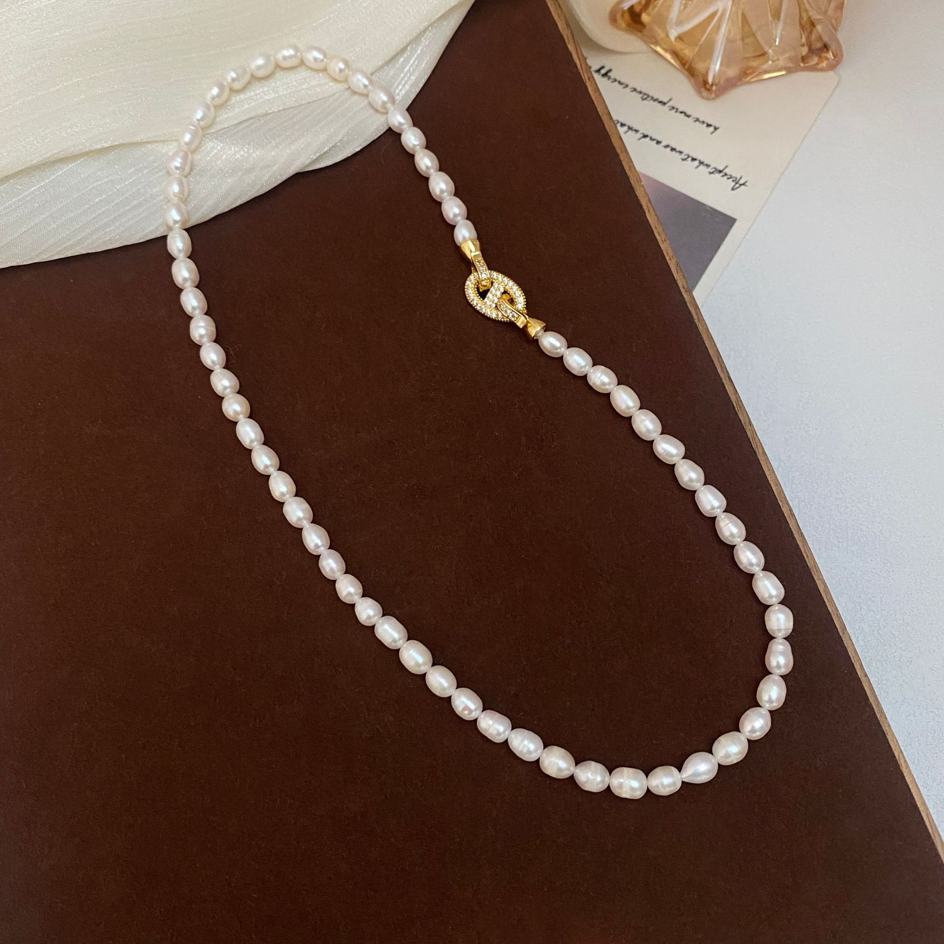 Pig nose natural pearl necklace for women, collarbone chain, niche sweater chain, neck chain accessory