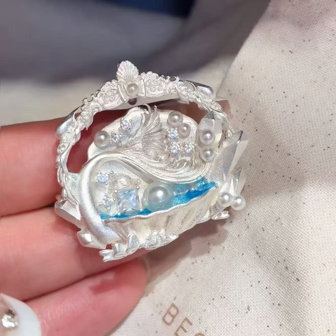 鱼尾珍珠贝壳胸针