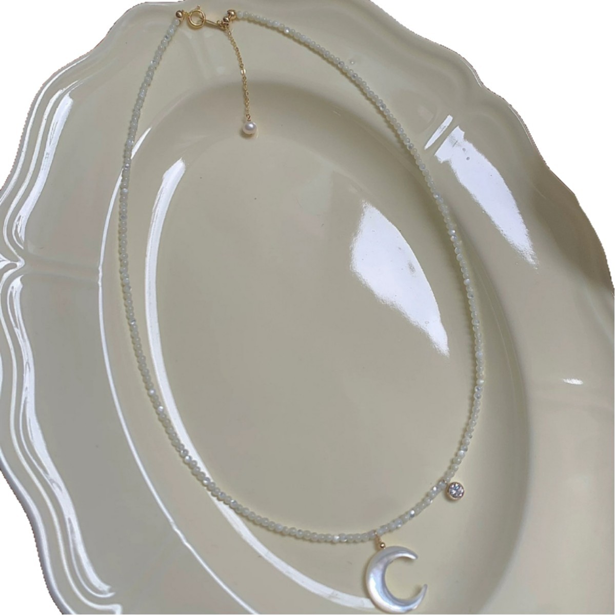 Moon white mother-of-pearl pearl necklace natural women's collarbone chain pearl bead necklace niche accessories