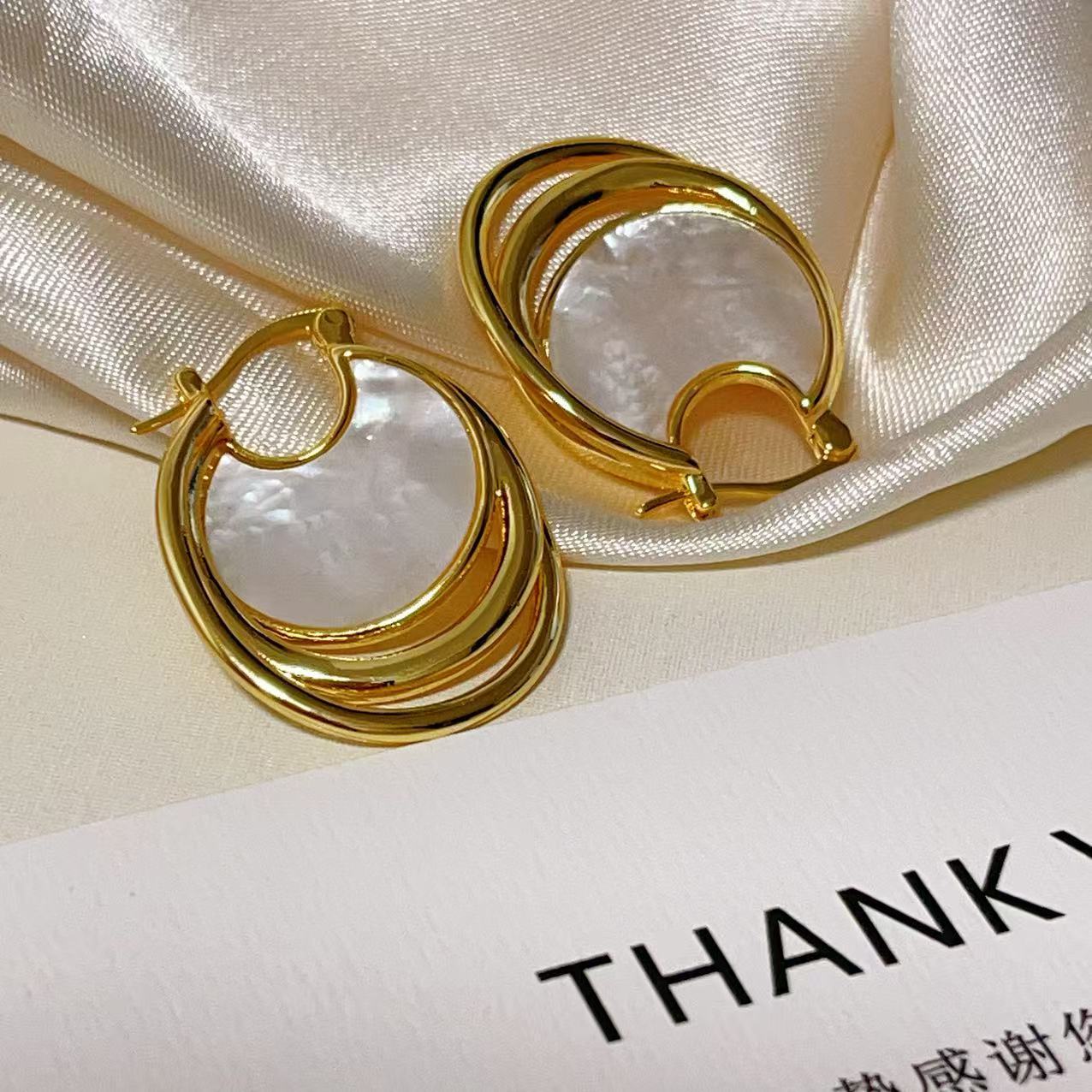 Natural White Mother-of-Pearl Ear Clips Old Money Style New Heavy Craft Earrings Commute Ear Drops