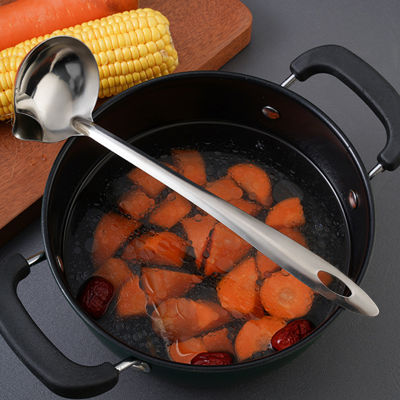 Non-magnetic stainless steel oil separation spoon, oil draining filter soup spoon, household long-handled hot pot soup spoon, oil removal slotted spoon, oil soup separation