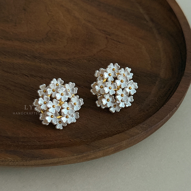 White Ball-Shaped Flower Cluster Stud Earrings Natural Romantic Daily Three-Dimensional New Exquisite Fresh Feeling