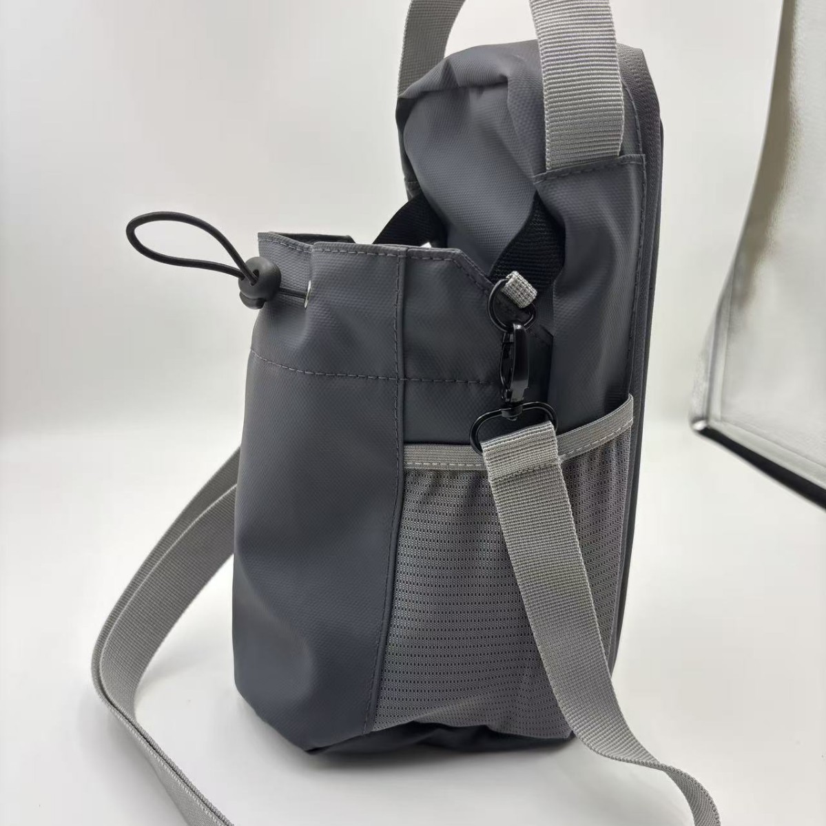 Dedicated outdoor sports magnetic water bottle bag water cup crossbody bag gym phone key storage bag