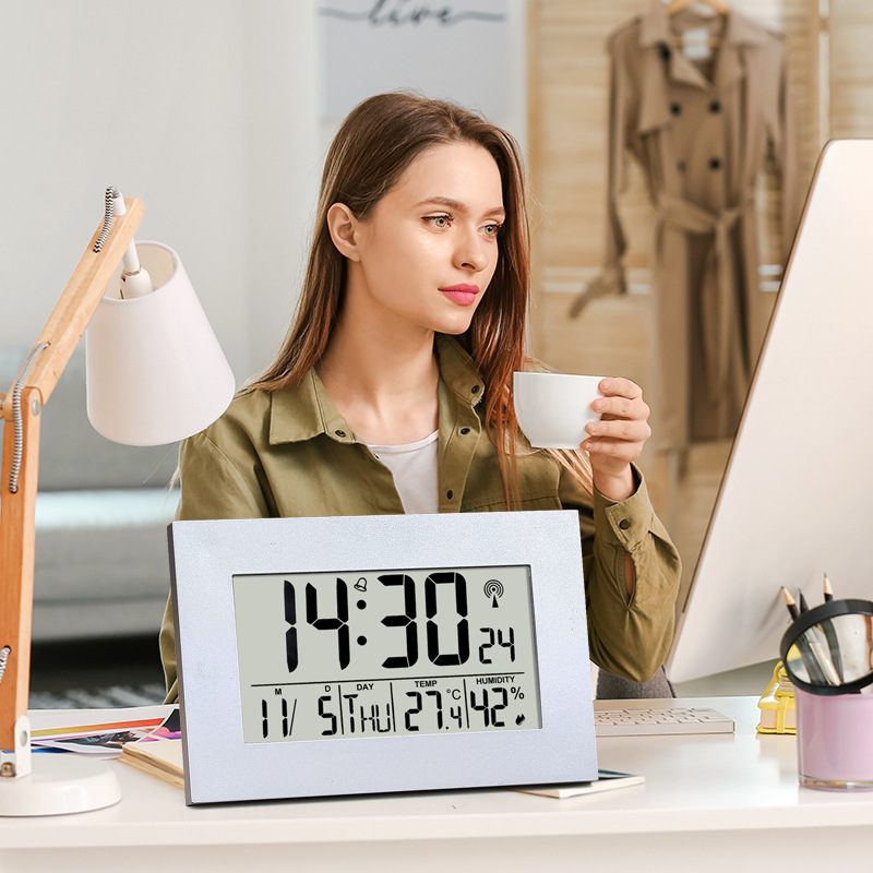 Automatic time-setting Japanese radio-controlled desktop silent snooze electronic alarm clock, LCD digital display clock, German radio-controlled