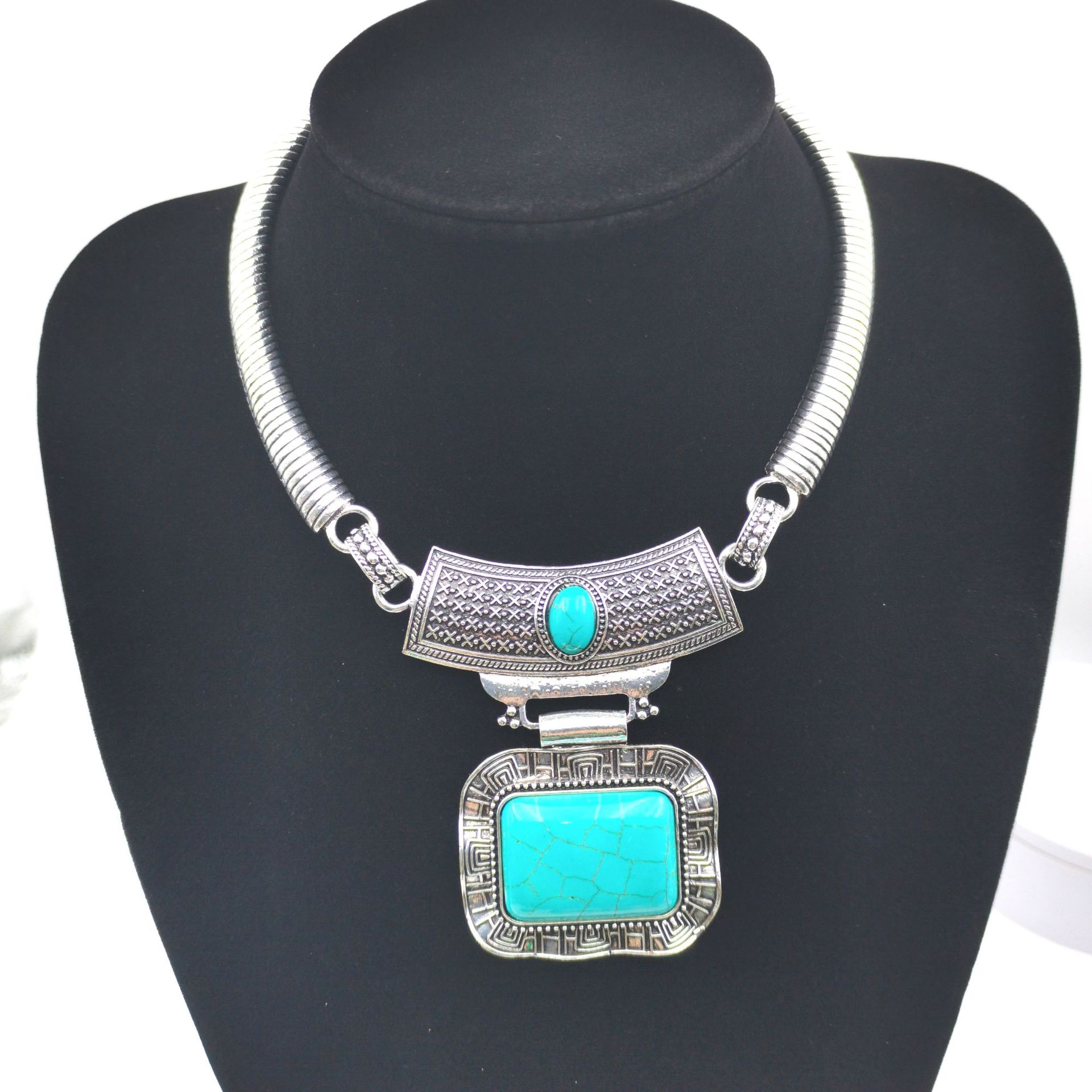 Short hollow elephant turquoise shell pendant necklace