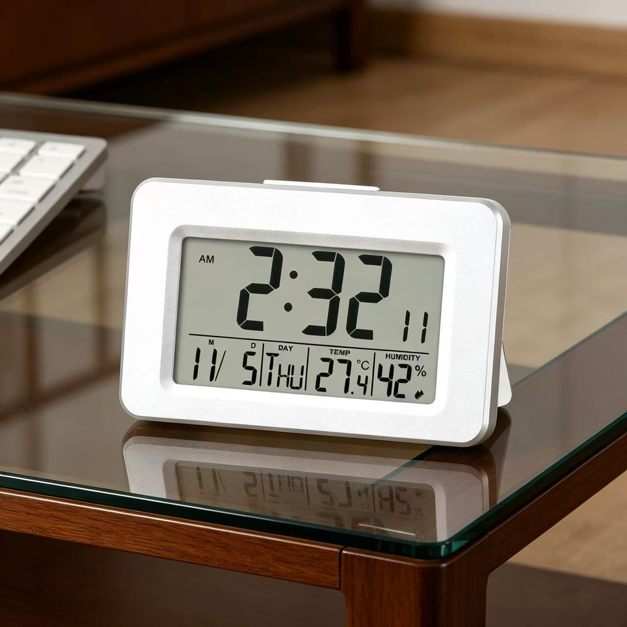 American-style digital automatic time-setting Japanese electronic radio-controlled clock, smart snooze clock, night-light alarm clock, German radio-controlled clock