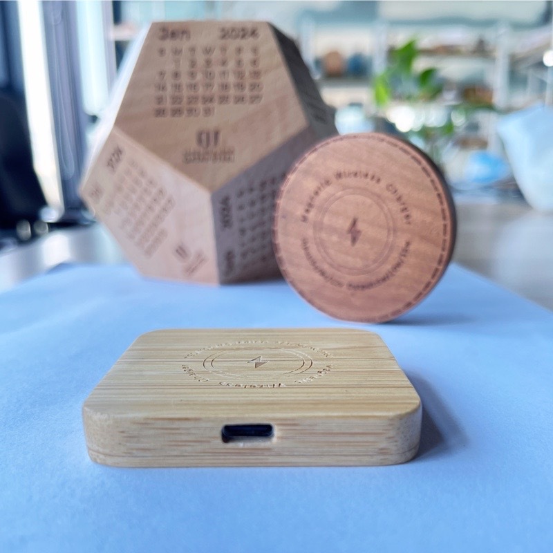 Round square bamboo wood magnetic 15W wireless charger for Apple magnetic wireless charger