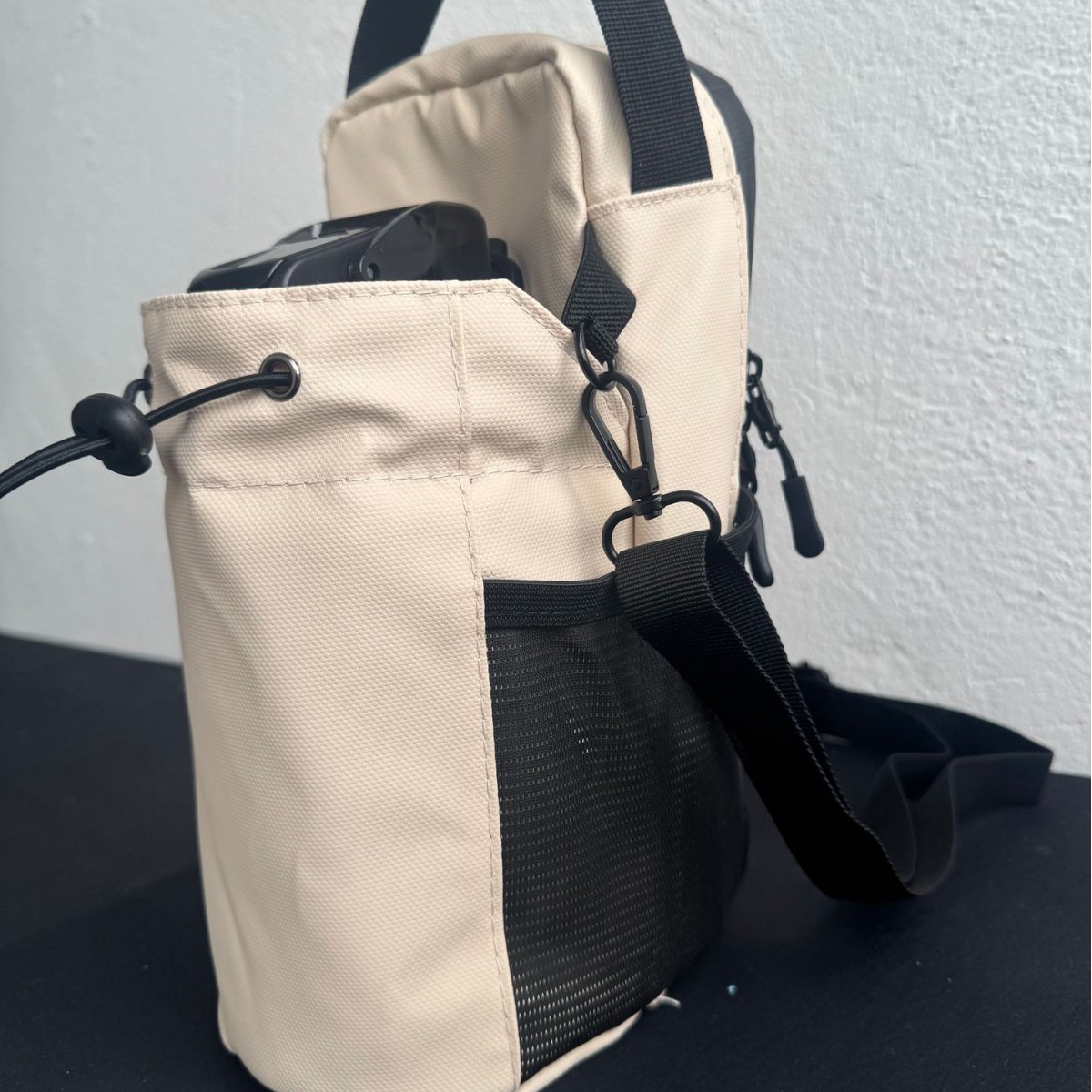Dedicated outdoor sports magnetic water bottle bag water cup crossbody bag gym phone key storage bag
