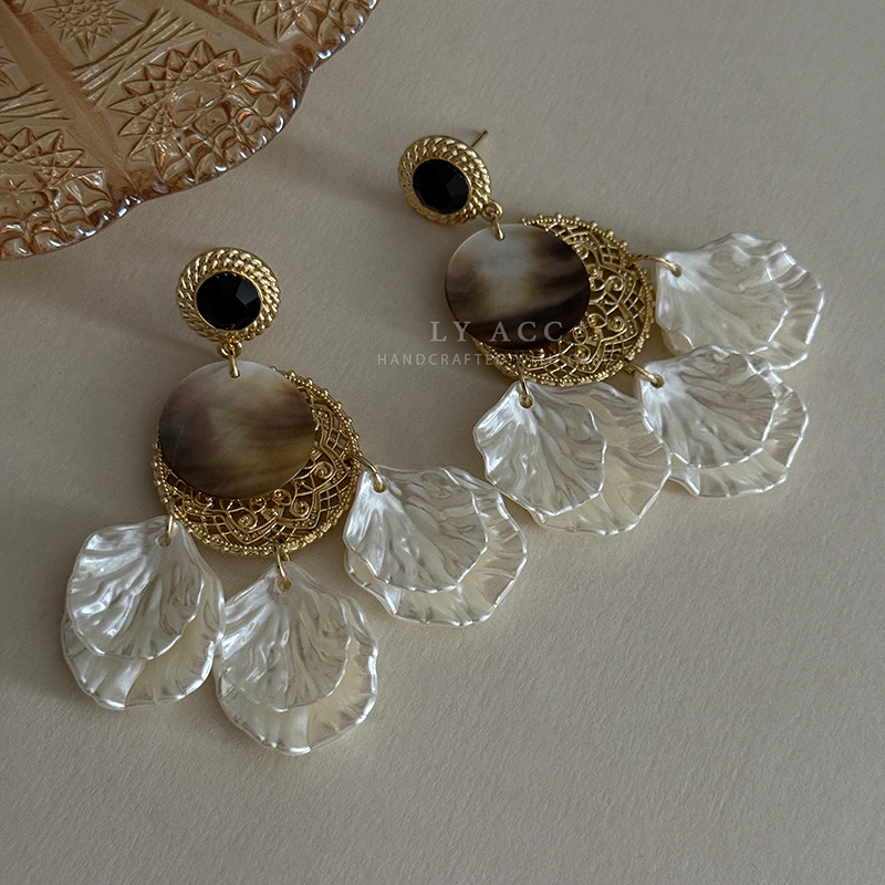 White Ball-Shaped Flower Cluster Stud Earrings Natural Romantic Daily Three-Dimensional New Exquisite Fresh Feeling