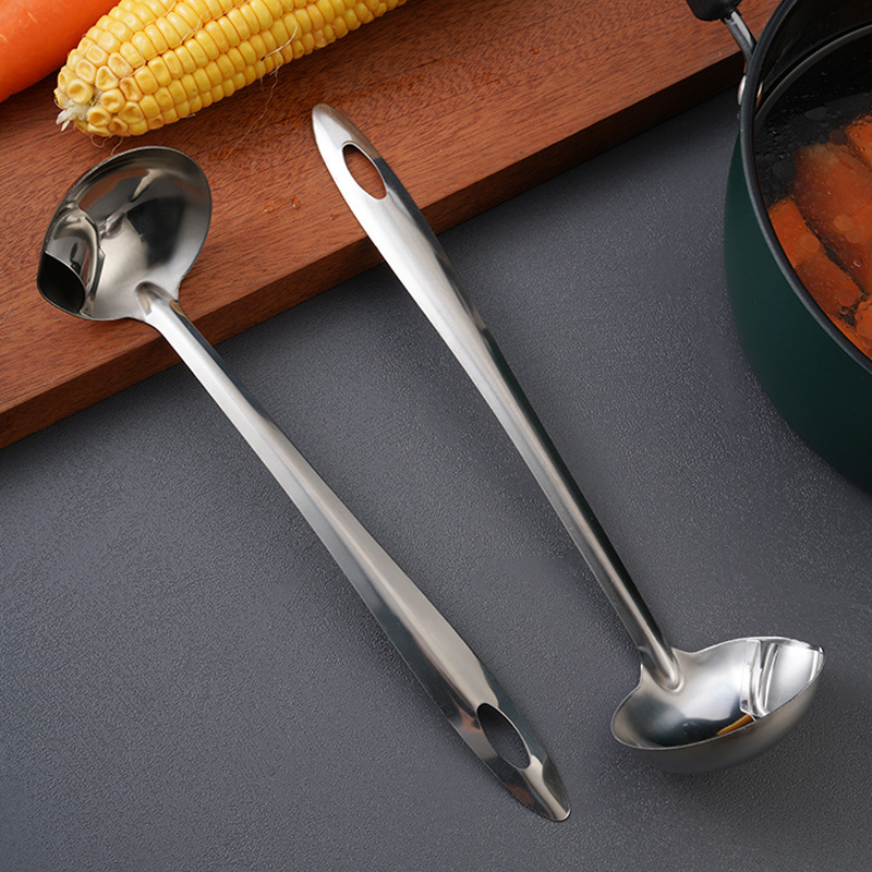 Non-magnetic stainless steel oil separation spoon, oil draining filter soup spoon, household long-handled hot pot soup spoon, oil removal slotted spoon, oil soup separation
