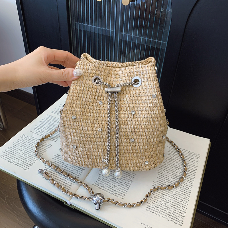 Straw bag women 2025 summer new pearl rhinestone chain bucket bag vacation style woven bag