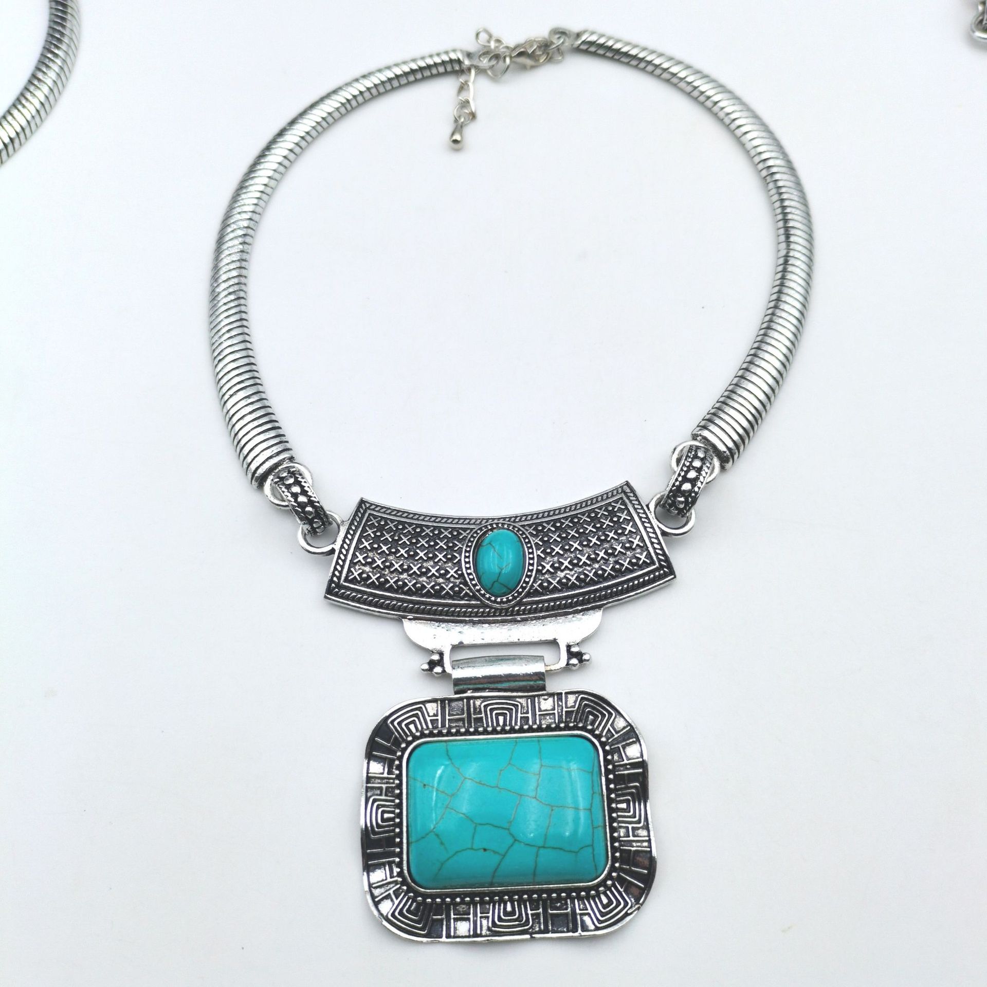 Short hollow elephant turquoise shell pendant necklace